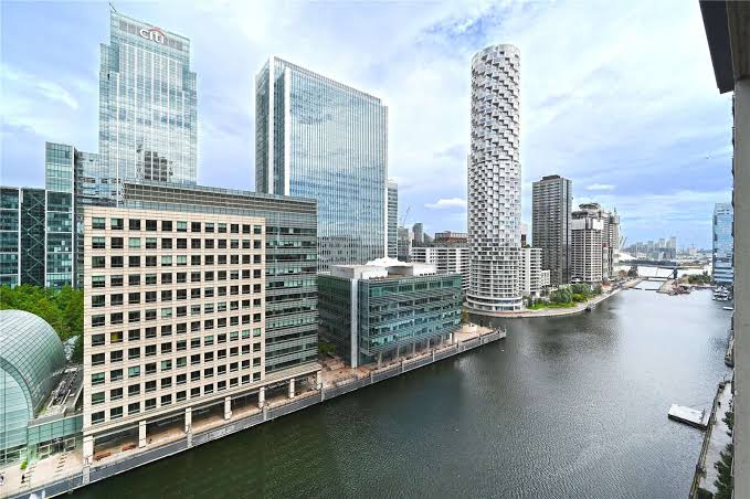 What Qualities Should I Look for in a Canary Wharf Estate Agent?